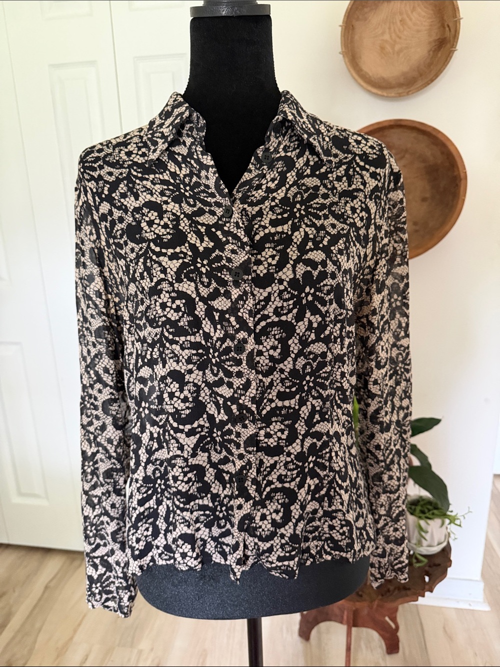 Vintage Finity Studio 100% Silk Women’s Black and Cream Lacey Floral Blouse